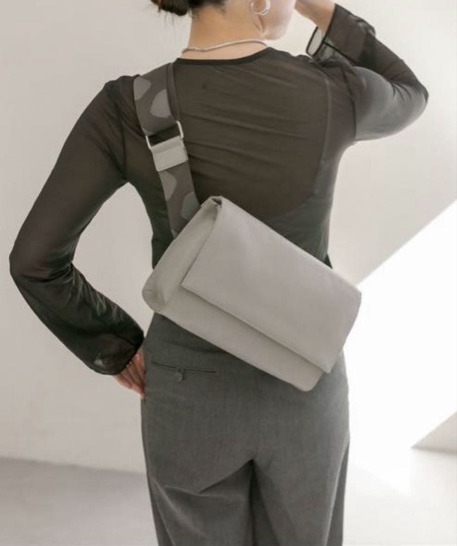 タグ付き　イアパピヨネ　本革　ワイドテープショルダーバッグ/ボディバッグ