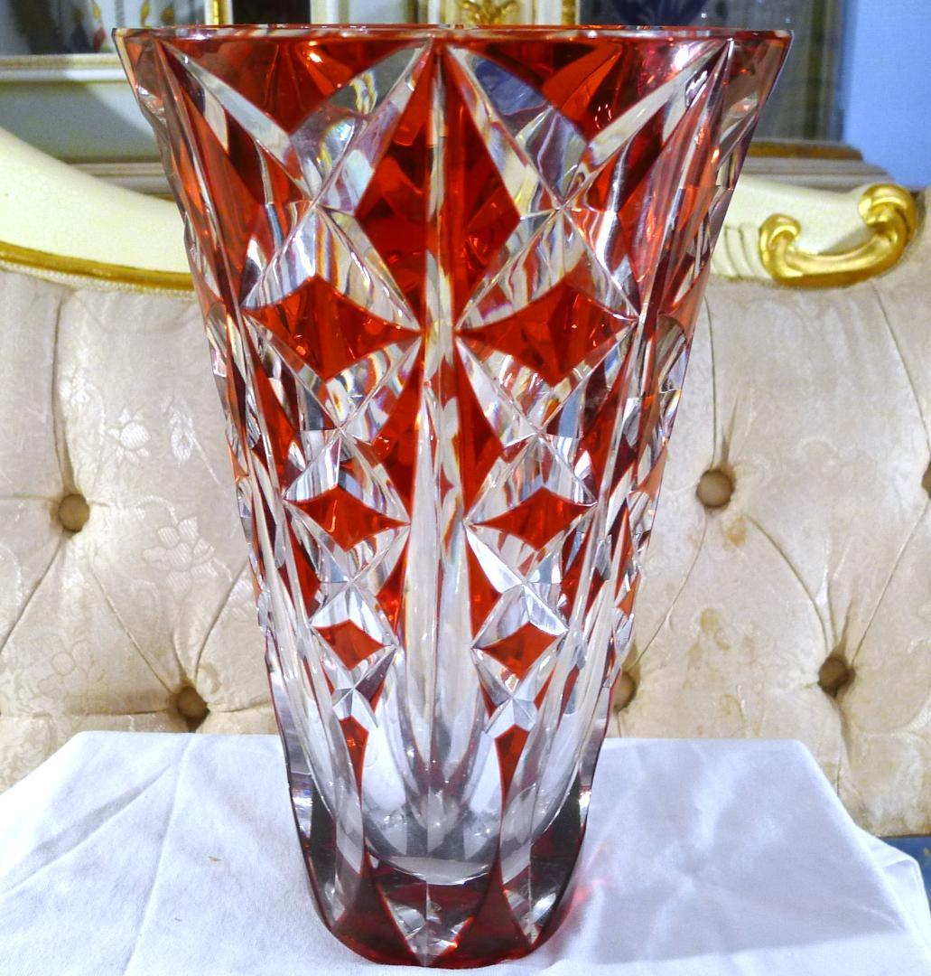 クリスタルの女王【サンルイクリスタル】高級レッドカラーフラワーベース（専用箱付）