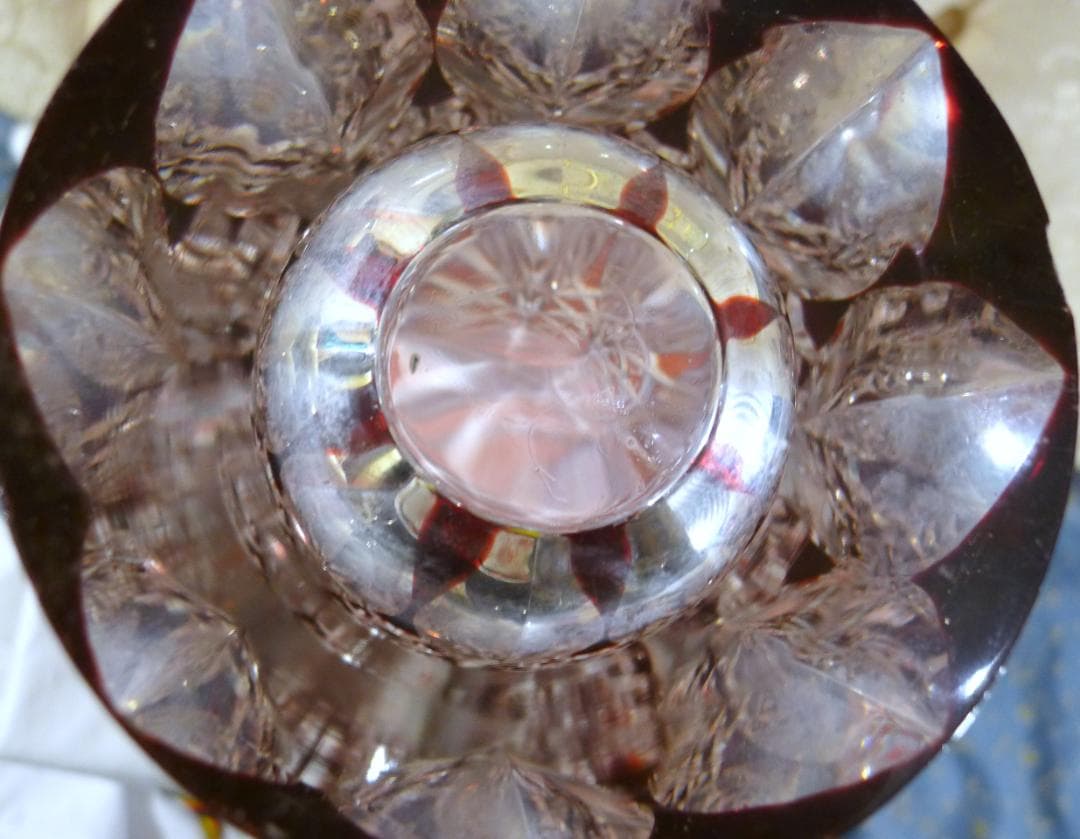 クリスタルの女王【サンルイクリスタル】高級レッドカラーフラワーベース（専用箱付）