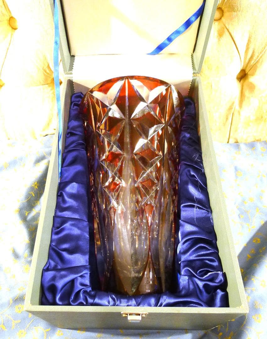 クリスタルの女王【サンルイクリスタル】高級レッドカラーフラワーベース（専用箱付）