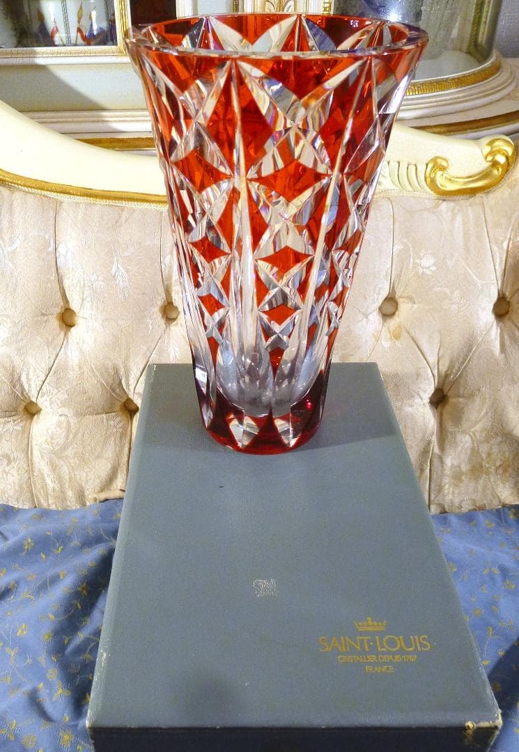 クリスタルの女王【サンルイクリスタル】高級レッドカラーフラワーベース（専用箱付）