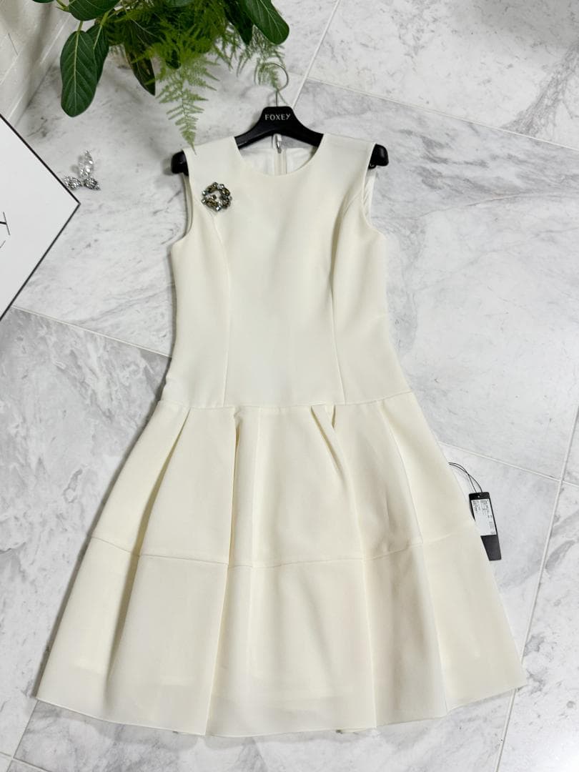 マルク未使用級★FOXEY/フォクシーマットストレッチグログラン 38