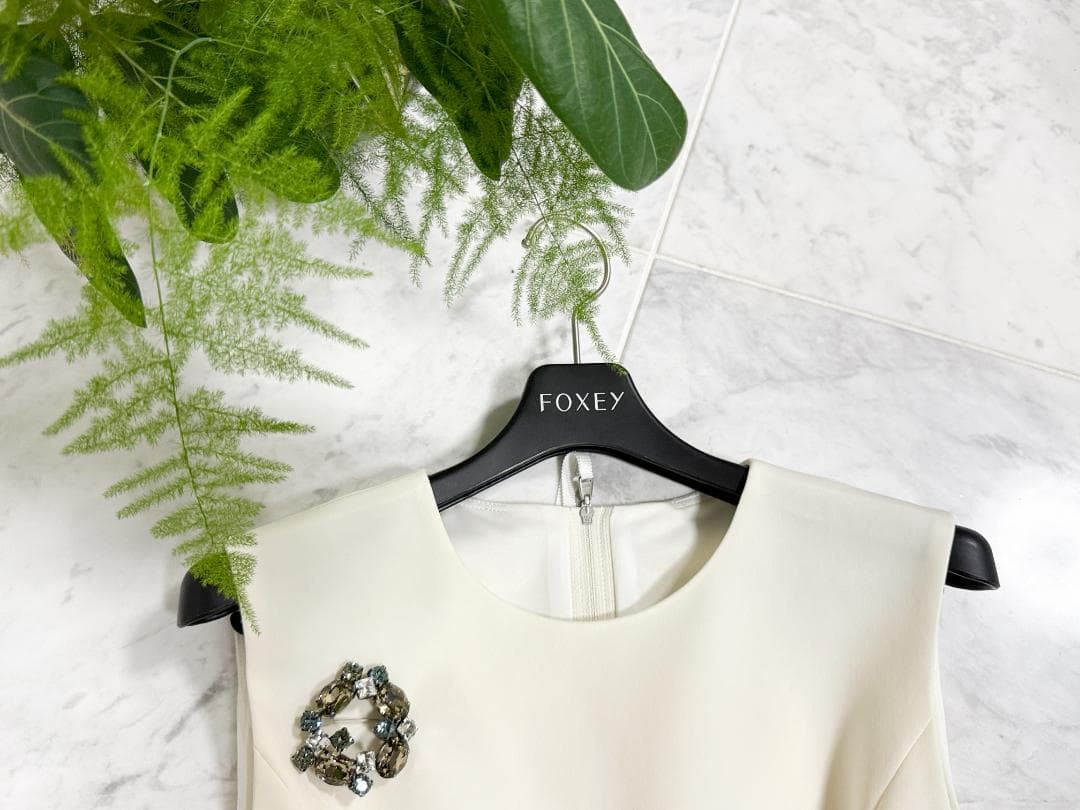 マルク未使用級★FOXEY/フォクシーマットストレッチグログラン 38