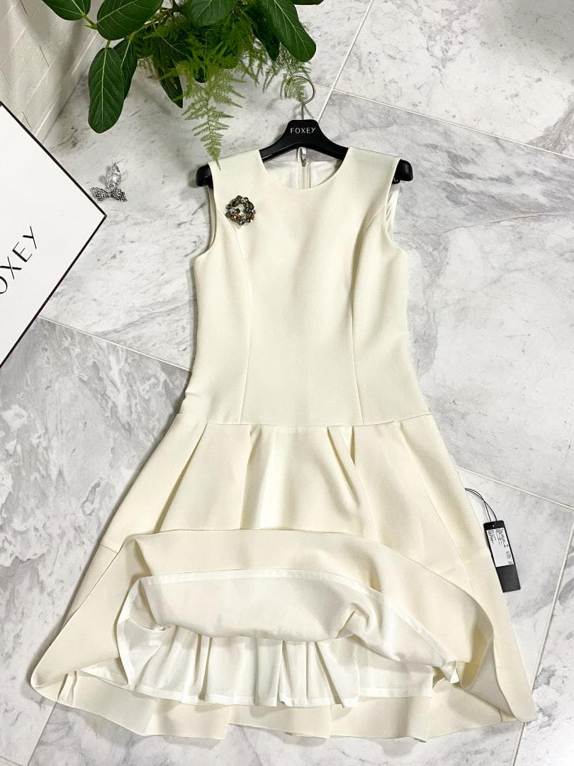 マルク未使用級★FOXEY/フォクシーマットストレッチグログラン 38