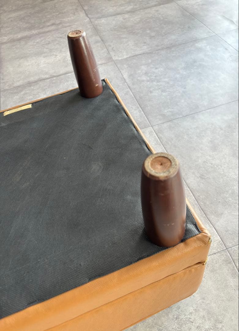 カリモク60 オットマン キャメル　ロビーチェア