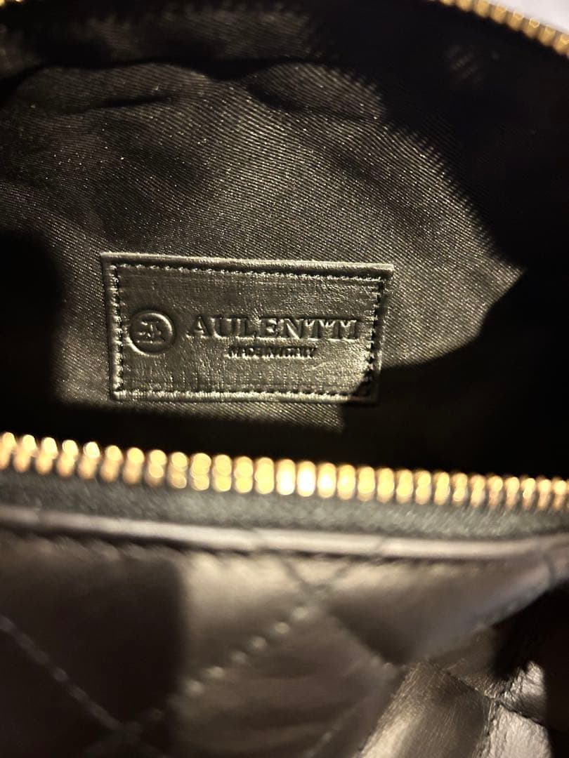 【AULENTTI 】オウレンティ レザーキルトボディバッグ 黒　新品未使用