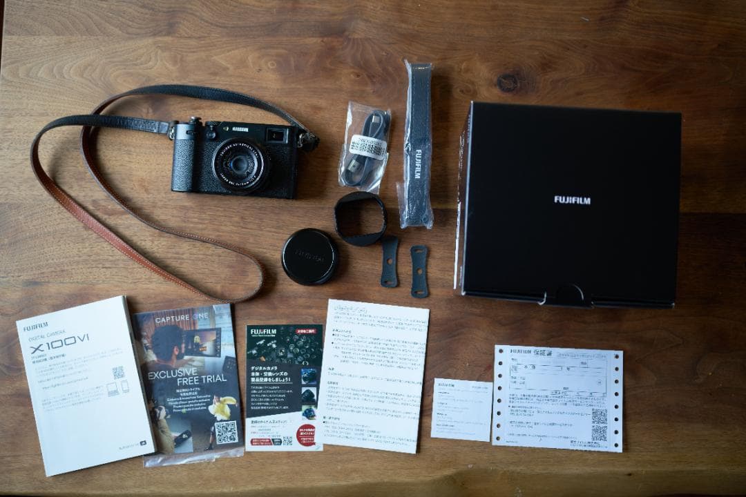 【美品】Fuji X100VI ブラック + おまけアクセサリー多数付き