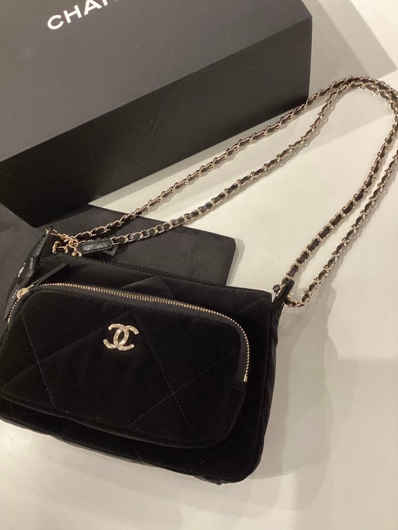 シャネル　ベルベッドエフェクトチェーンクラッチバッグ　ノベルティ