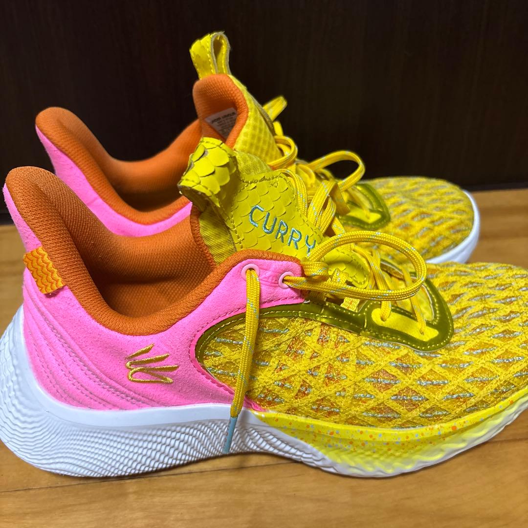 CURRY 9セサミストリートコラボ バスケットボールシューズ イエロー/ピンク