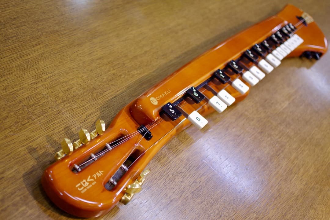 電気大正琴　SUZUKI「こはくアルト」（セミハードケース付）