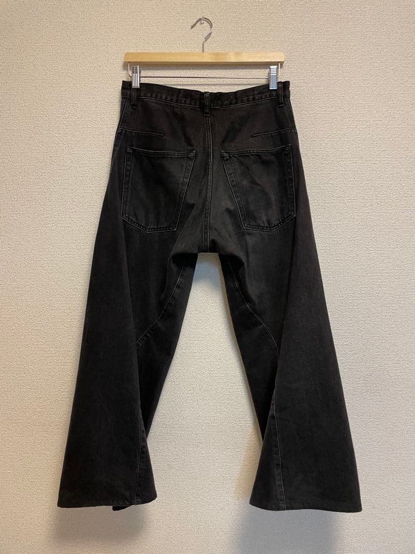 パンツ NVRFRGT 3D Twisted Wide Leg Jeans
