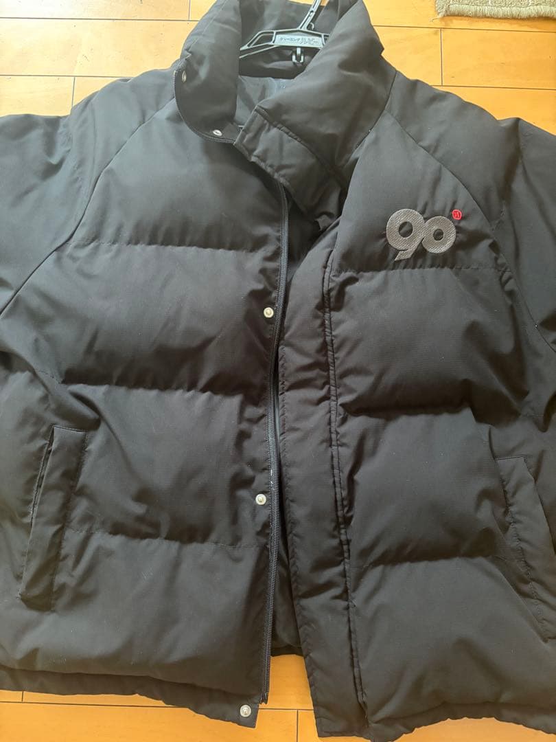 黒 ダウンジャケット ロゴ刺繍付き