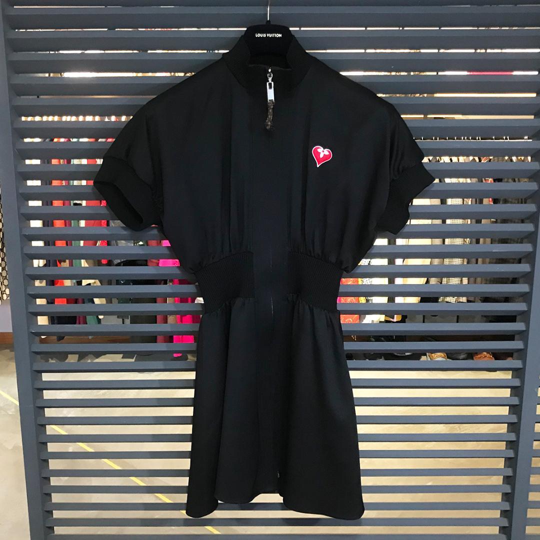 もこ様の 新品同様 ルイヴィトン ハート 半袖 ジップアップ チュニック ブラッ