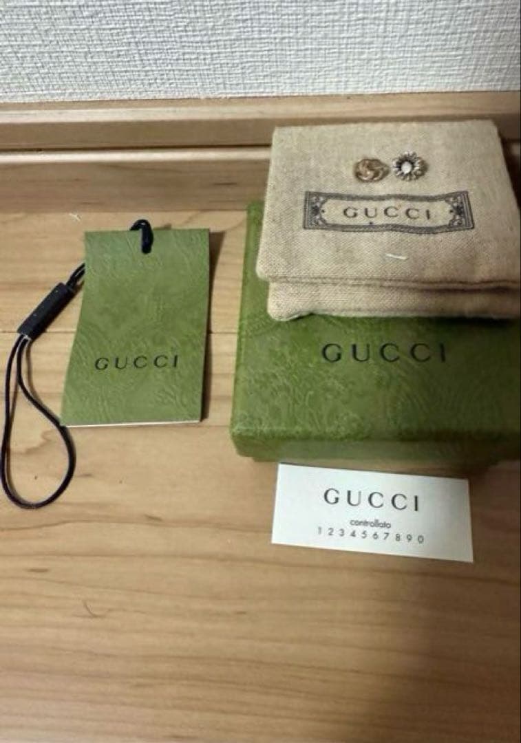 GUCCI、ピアス