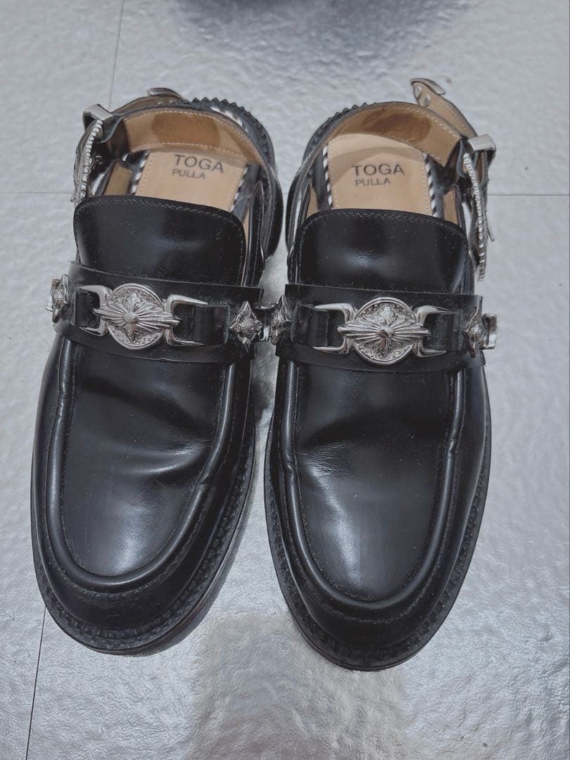 TOGA PULLA ローファー バックル付き メタル