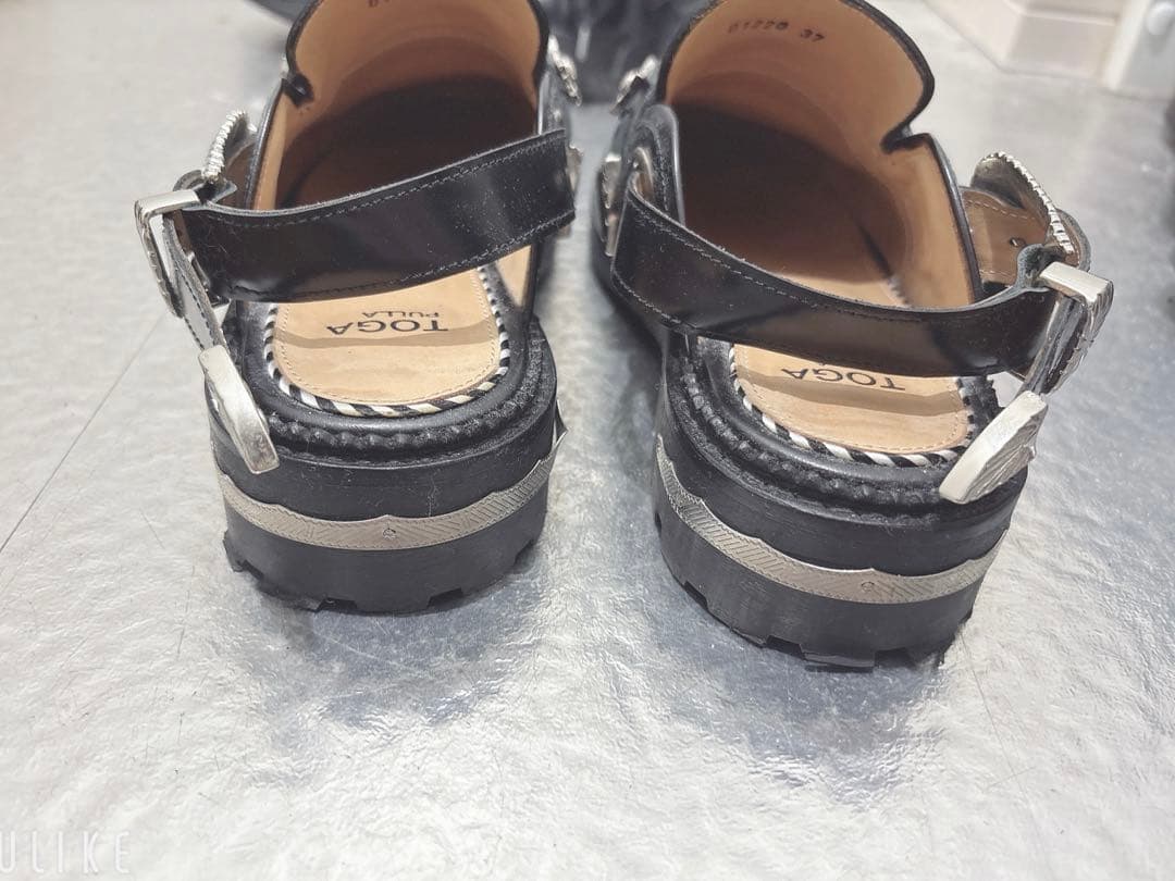 TOGA PULLA ローファー バックル付き メタル