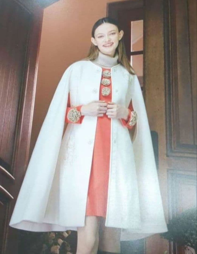 ピコロ様　タグ付スーパービューティー　ケープ調コート40　￥30800 ビジュー