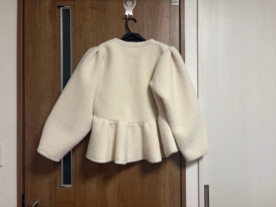 Bibiy モコモコボアペプラムカーディガンPEPURAMUCARDIGAN