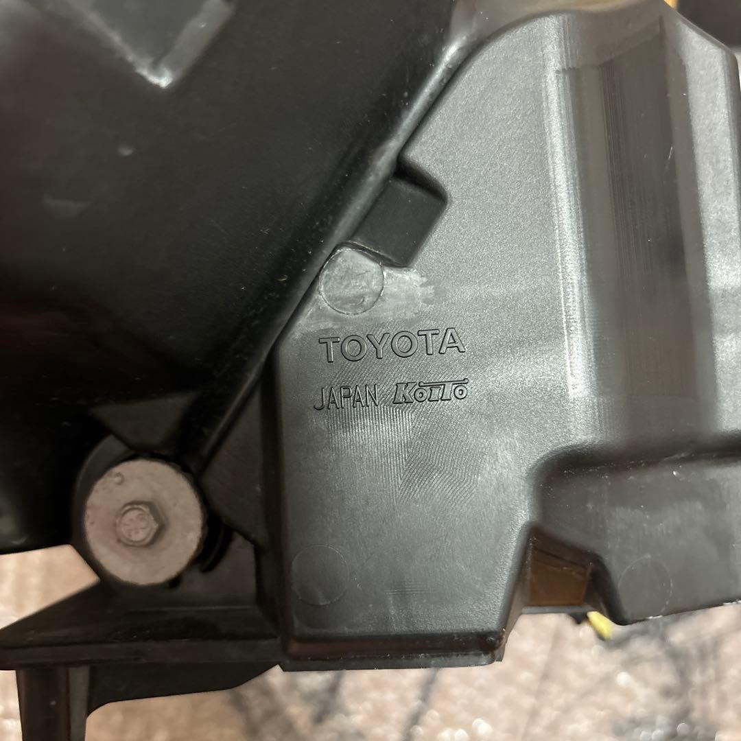 トヨタプリウス phvヘッドライト左