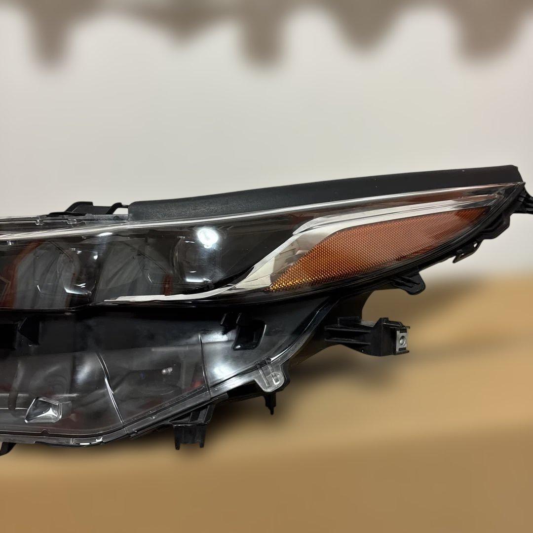 トヨタプリウス phvヘッドライト左