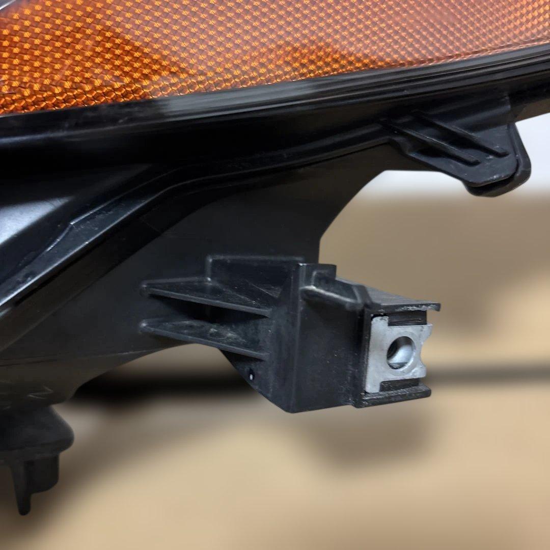 トヨタプリウス phvヘッドライト左