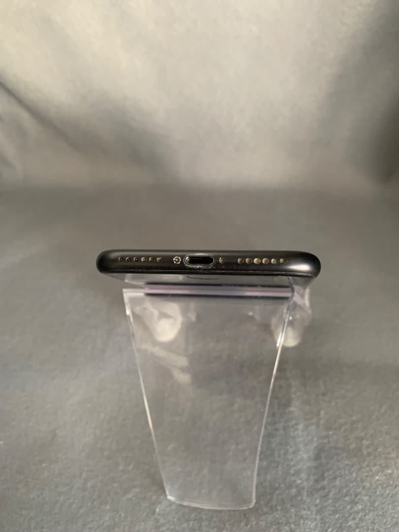 美品　国内版　SIMフリー　iPhone SE 第二世代　128GB　ブラック色