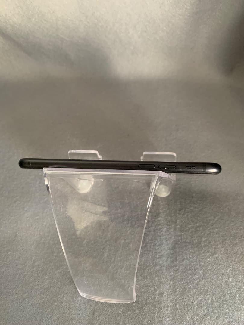 美品　国内版　SIMフリー　iPhone SE 第二世代　128GB　ブラック色