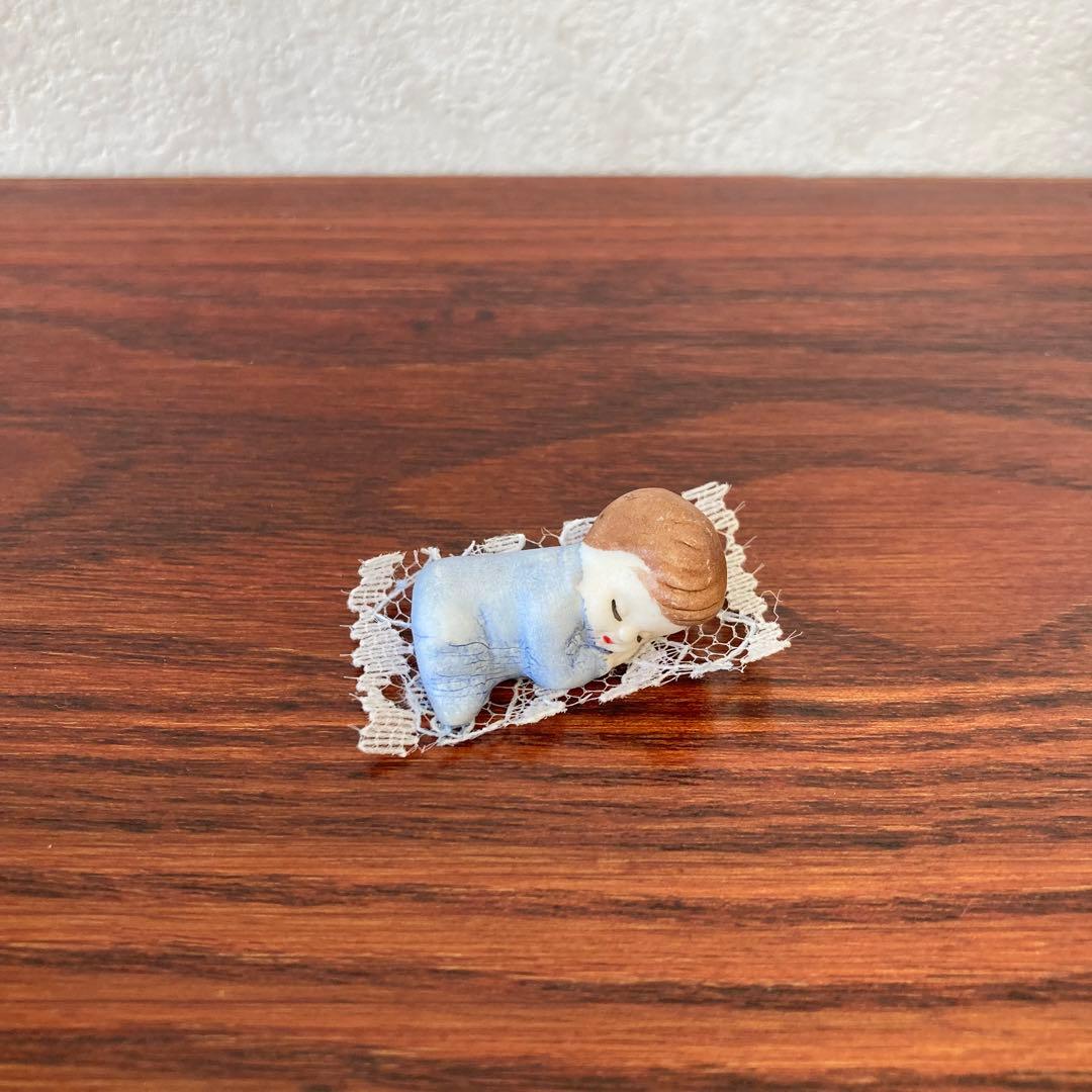 レースの上で寝てるベビー　陶器　レース　人形　ミニチュア　ドイツ　ヴィンテージ