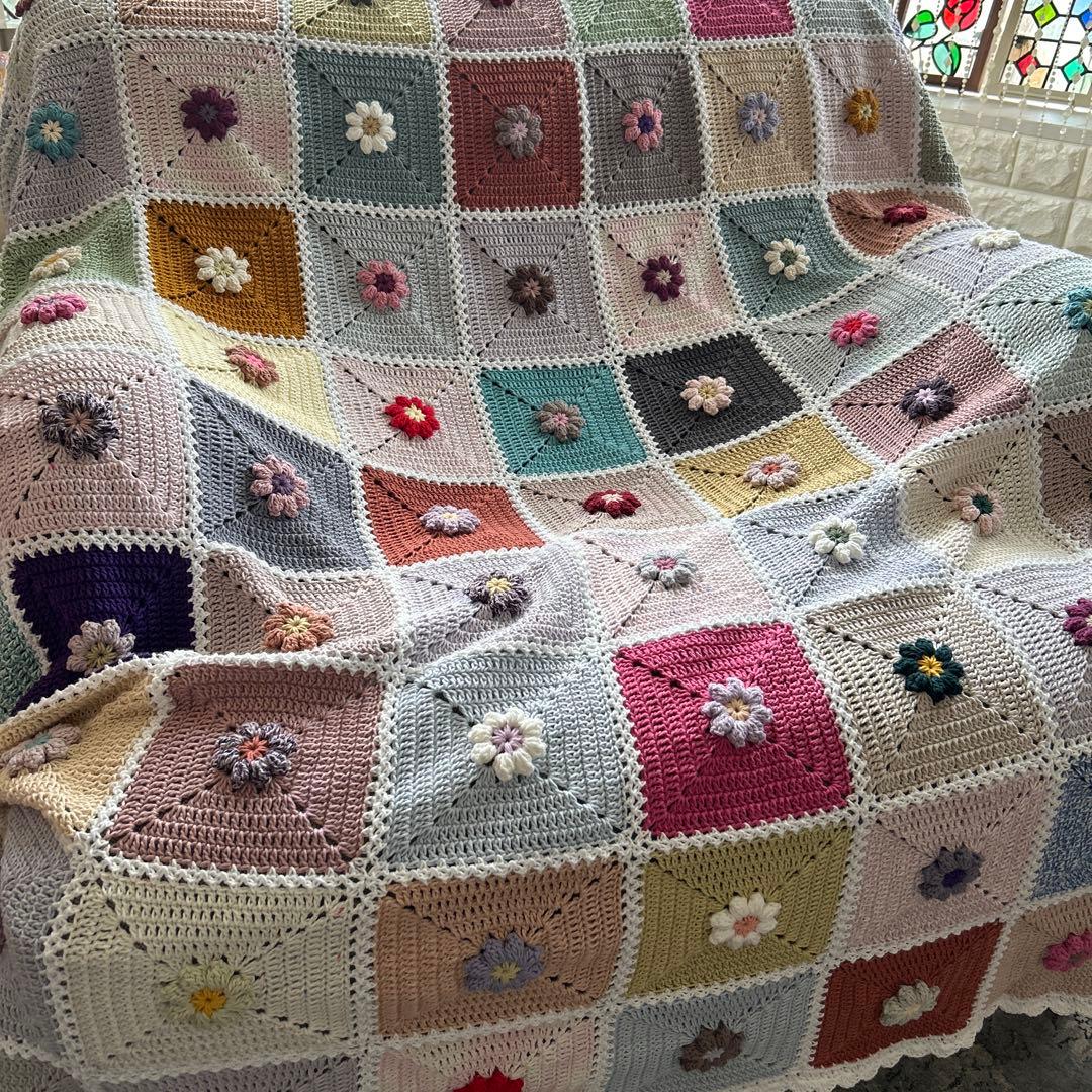 ぷっくり。お花モチーフ グラニースクエアブランケット