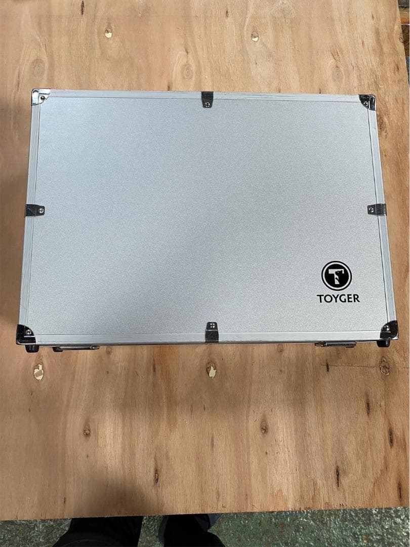 最終価格　TOYGER アタッシュケース シルバー