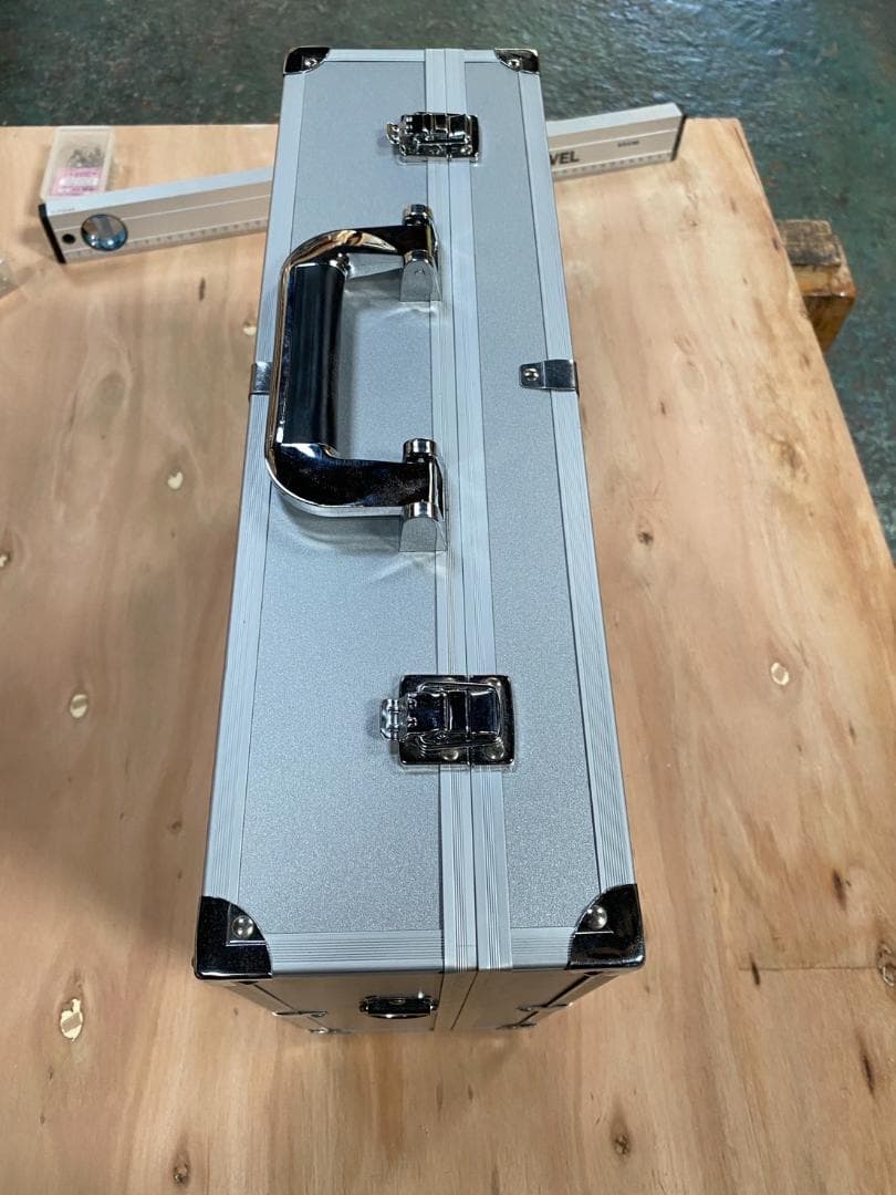 最終価格　TOYGER アタッシュケース シルバー