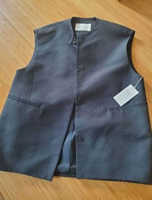 新品タグ付き)TOMORROWLANDベスト　ジレ