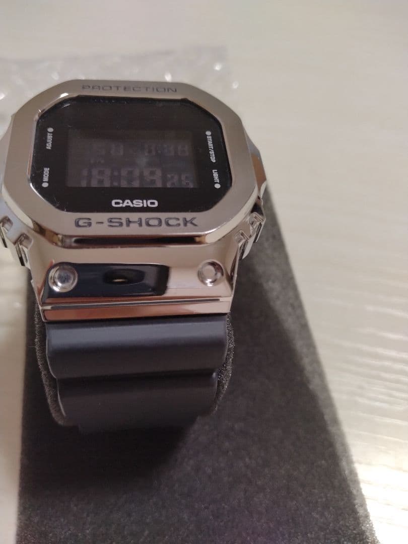 【美品】G-SHOCK　デジタル　シルバー　GM-5600