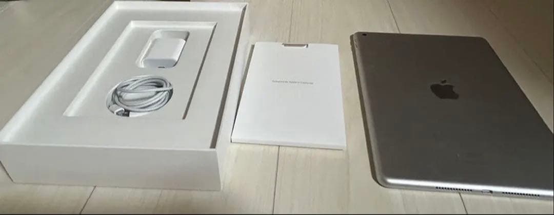 iPad (第9世代) 64GBシルバー充電器付　Wi-Fiモデル　A2602