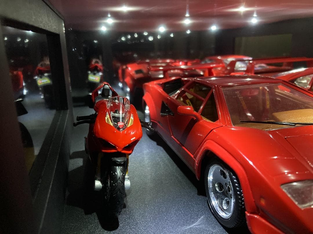 ミニカー用ジオラマ：1/18 ショールームタイプガレージ／車＆バイク展示！