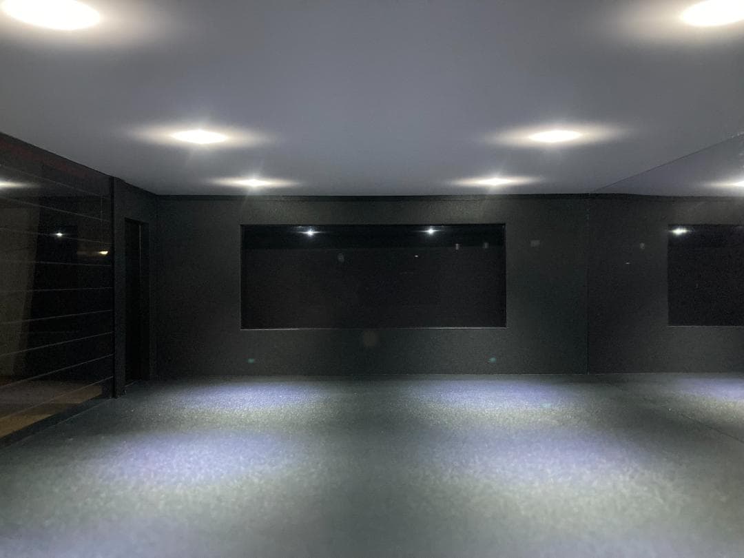 ミニカー用ジオラマ：1/18 ショールームタイプガレージ／車＆バイク展示！