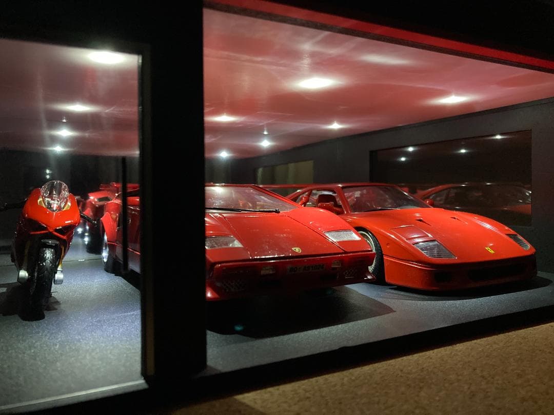 ミニカー用ジオラマ：1/18 ショールームタイプガレージ／車＆バイク展示！