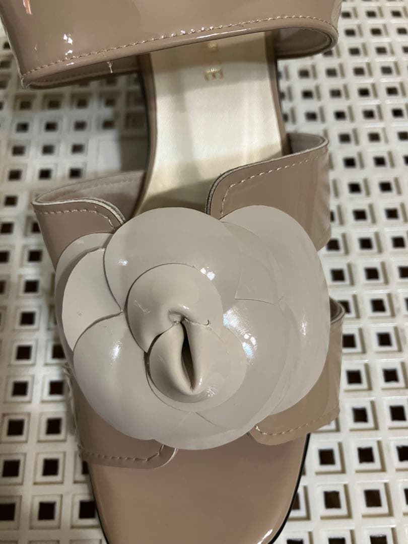 ほぼ新品　ヒルズアベニューミュールサンダルカメリア　ベージュ22.0cm