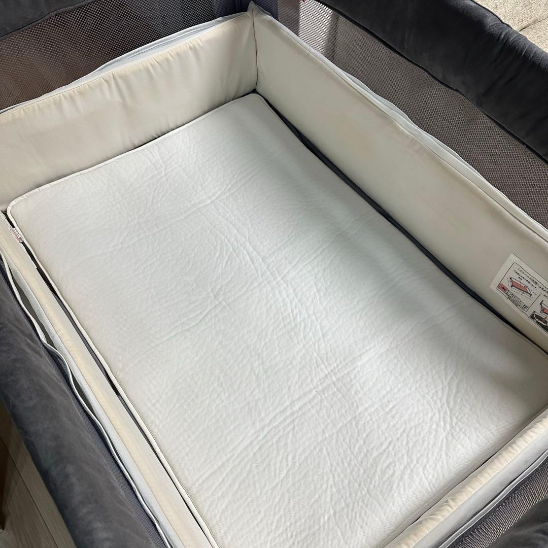 【送料無料】 アップリカ ココネルエアープラス　ベビーベッド グレー