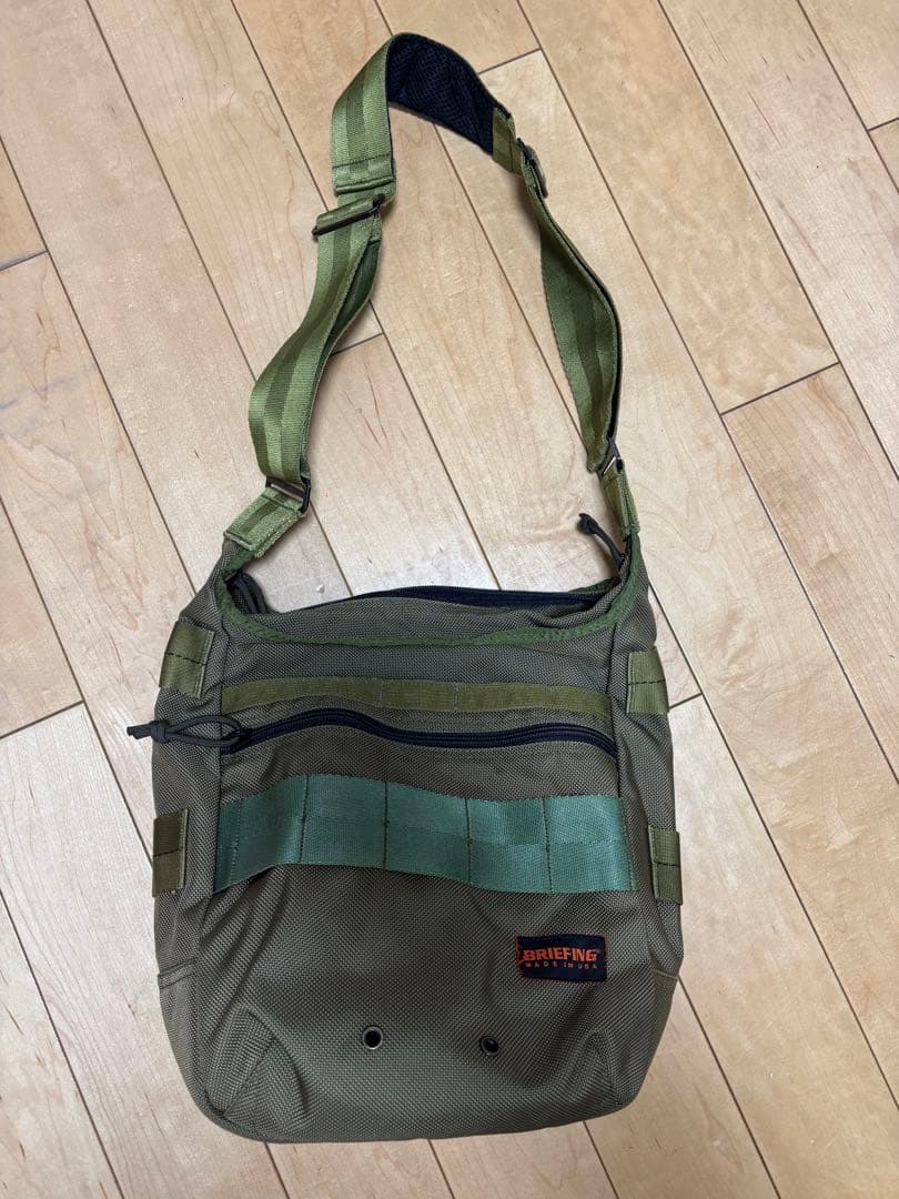 木金限定値下げ　BRIEFING ショルダーバッグ オリーブグリーン
