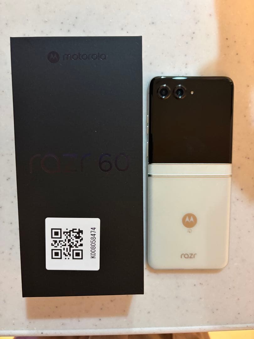 MOTOROLA razr 60 ライトスカイホワイトSIMフリースマートフォン