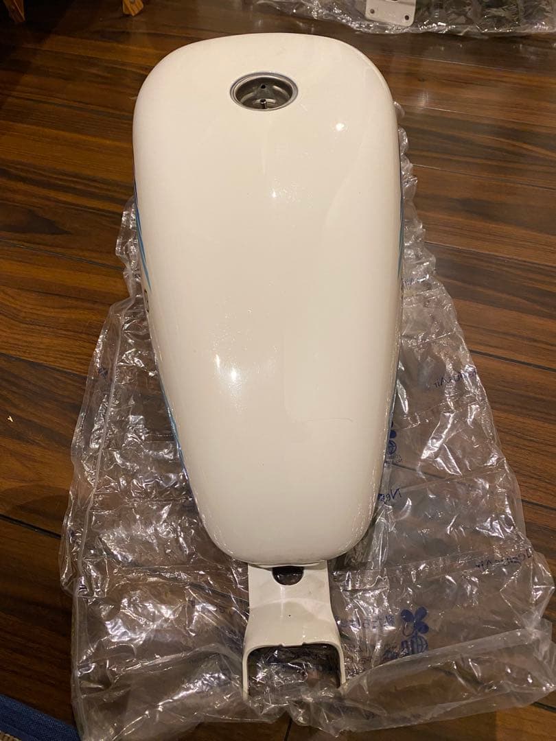 美品！ハーレーxl1200ns純正タンク・フロントリアフェンダーセット白