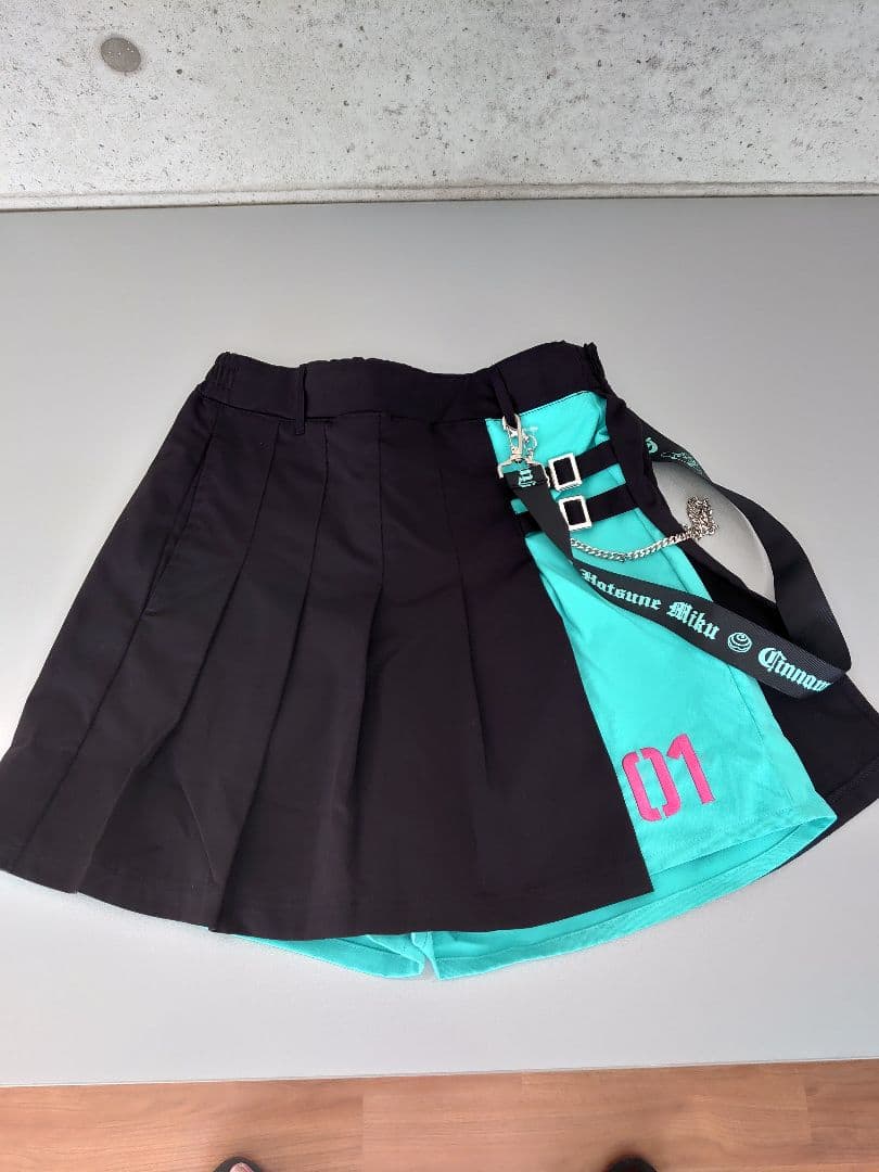 M 初音ミク×シナモロール スカパン 黒/ターコイズ 01