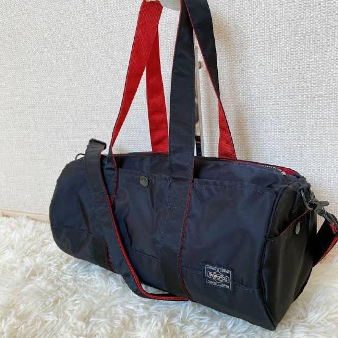 シンプルな黒と赤のドラムバッグ