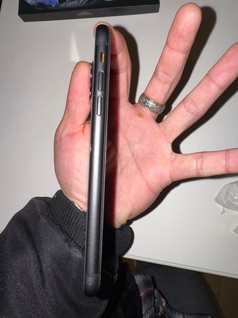 iPhone11 黒　目立つ傷なし