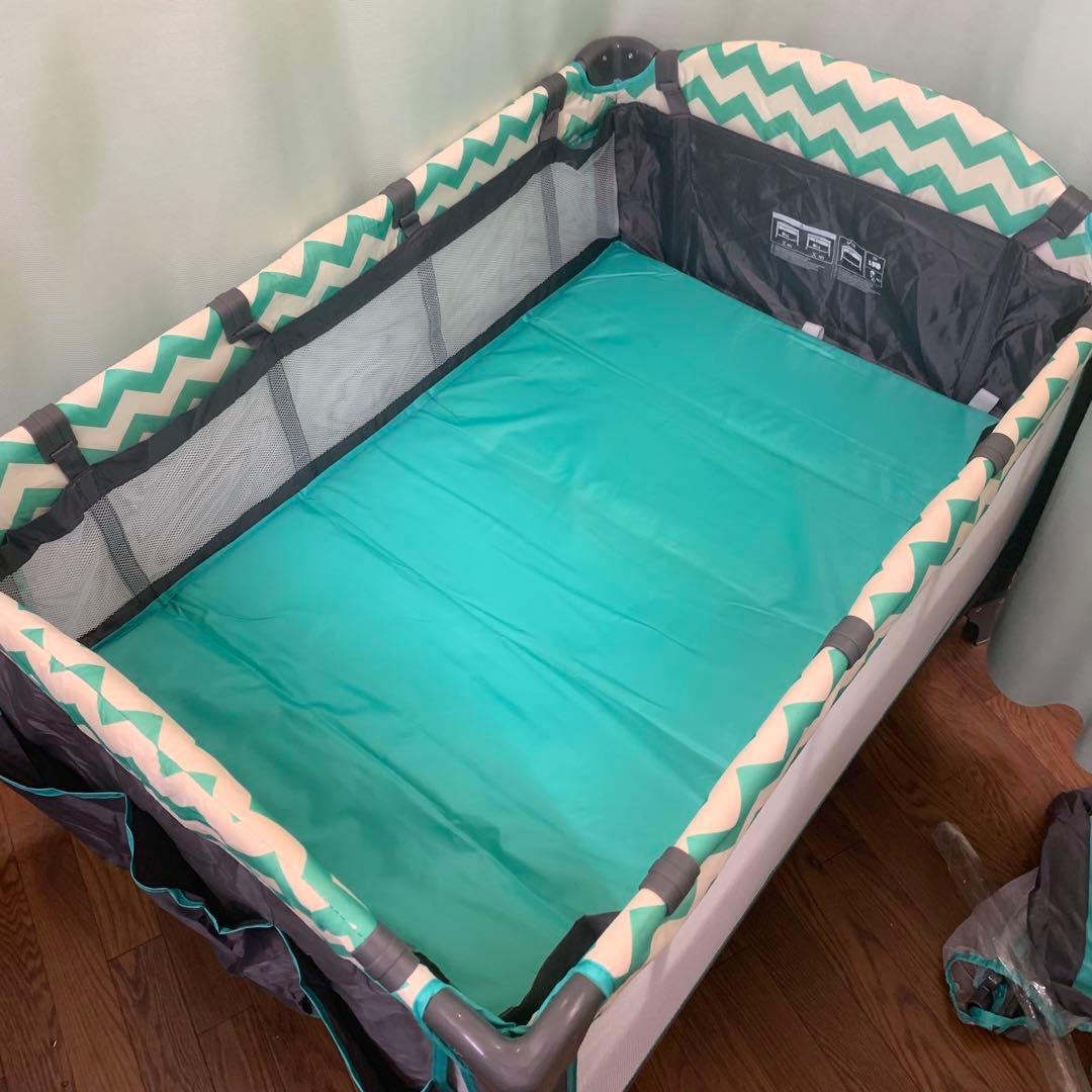 ベビーベッド プレイヤード おむつ替えテーブル付 おもちゃ 蚊帳付き