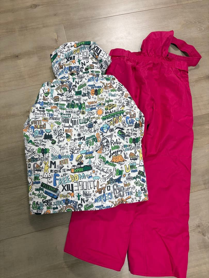 美品　子供用スキーウェアセット（ジャケット・パンツ・手袋）　140