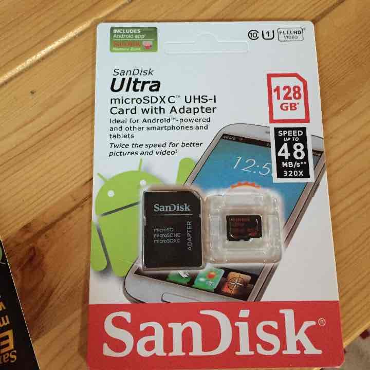 SanDisk のマイクロSD 128GB