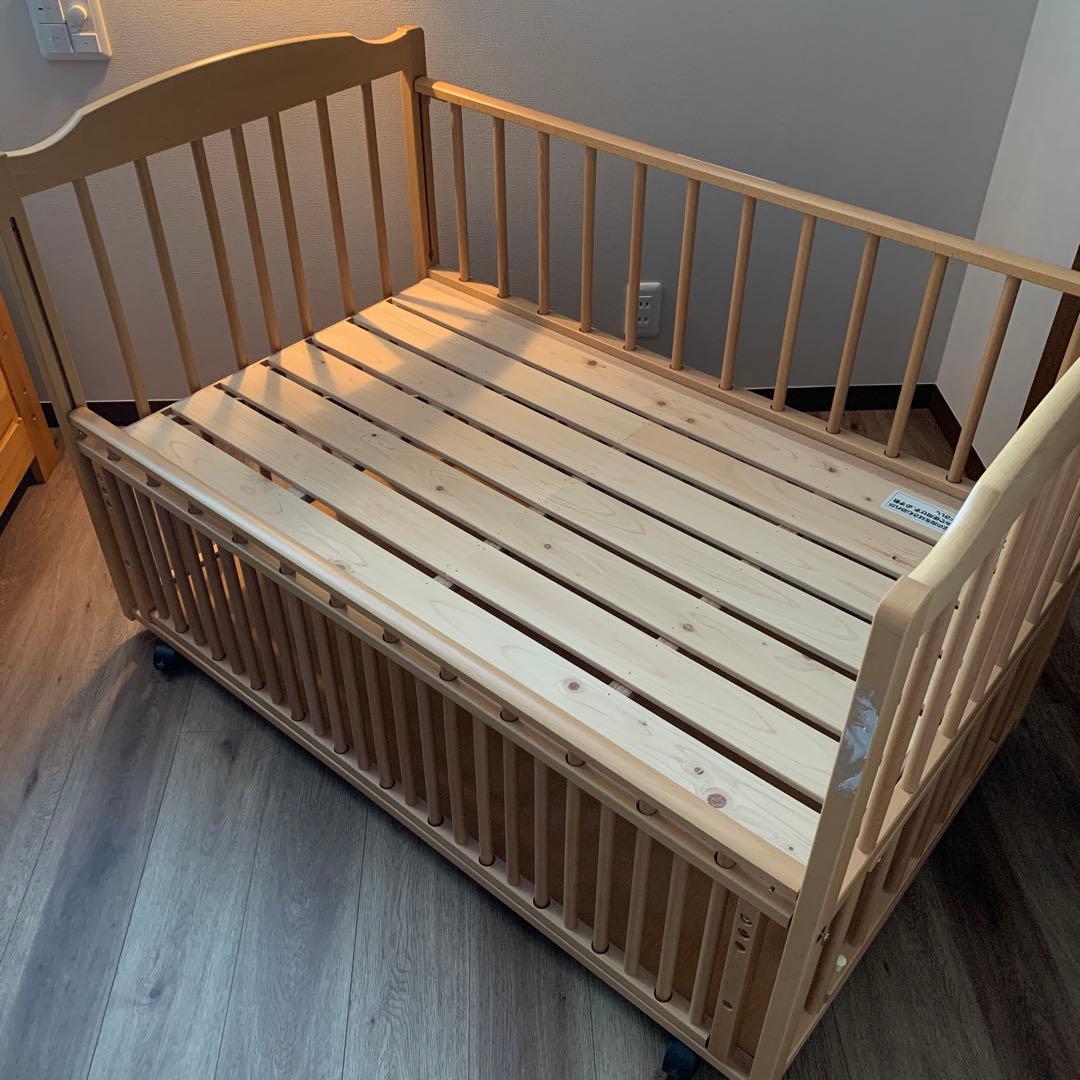 木製ベビーベッド　キャスター付き　添い寝可能　国産ひのき　キッズベッド