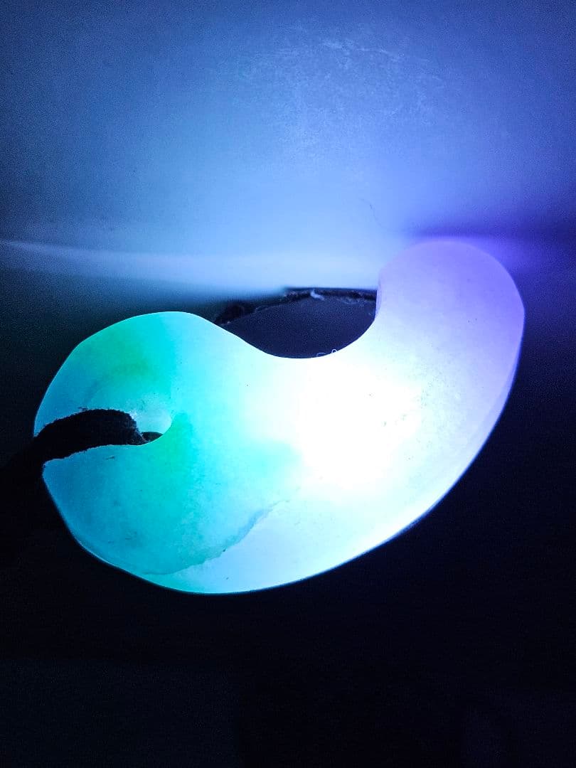 美品　レインボー 翡翠勾玉　　　　　　ペンダント ☆10,800円☆